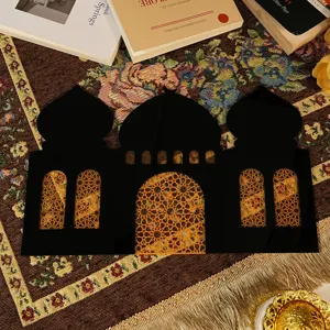 Gros plan détail de l'ornement de bureau de mosquée de style oriental avec motifs dorés.