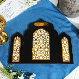 Décoration de bureau architecturale islamique exquise avec motifs géométriques dorés.
