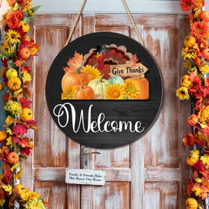 Λεπτομερής όψη ξύλινης πινακίδας Thanksgiving με φθινοπωρινή διακόσμηση από κολοκύθες.