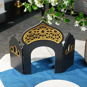 Centre de table architectural de style oriental avec motifs ajourés dorés raffinés.