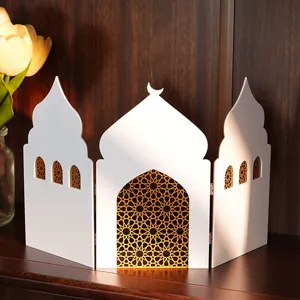 Islamische architektonische Tischdekoration mit goldenen hohlen geometrischen Mustern