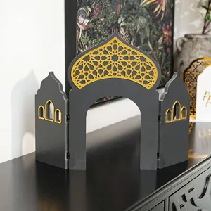 Vue détaillée de la décoration de table architecturale style oriental avec motif géométrique or.