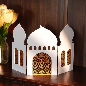 Vue détaillée d'un ornement de bureau mosquée en bois avec motifs géométriques pour déco intérieure.
