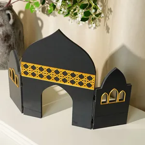 Vue détaillée de l'ornement de bureau architectural islamique noir et or pour décoration festive.