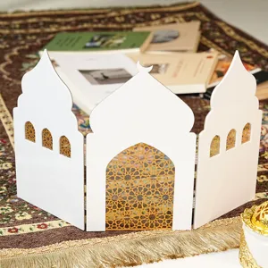 Islamischer Stil architektonische Tischdekoration Detail mit goldenem geometrischem hohlem Fensterdesign.