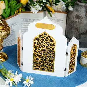Ornement de bureau en bois de style islamique avec design de fenêtres évidées dorées.
