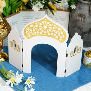 Gros plan détail de l'ornement de table architectural islamique blanc et or pour fête déco.
