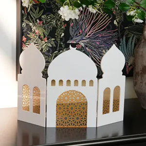 Ornement de bureau d'architecture islamique avec motifs géométriques creux, idéal pour déco.