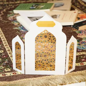 Detailweergave van islamitisch architectonisch bureaubeeld met gouden geometrische sterren.