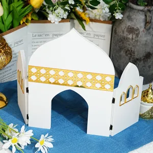 Détail de décoration de table architecturale islamique, motifs dorés pour fête.