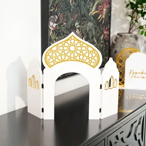 Vue détaillée de la décoration de table de mosquée islamique blanc et or pour la fête.