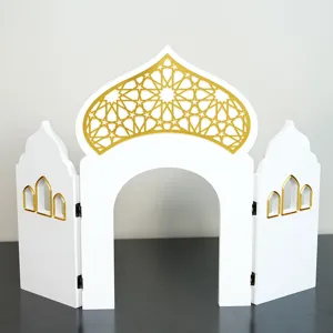 Gros plan détaillé d'un paravent à arches décoratif avec des motifs ajourés dorés.