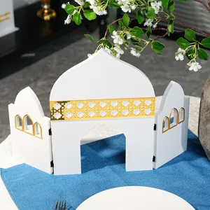 Détail de décoration de table architecturale islamique, motifs blancs et dorés.