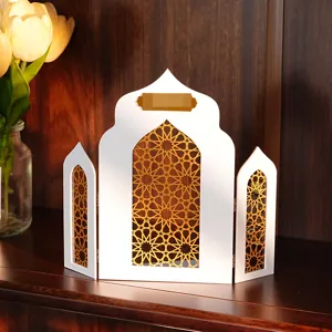 Details van islamitische feestelijke tafeldecoratie met ingewikkelde gouden geometrische patronen.