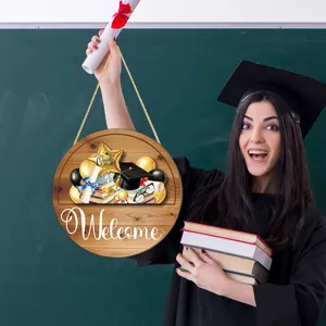 Λεπτομέρεια ξύλινης πινακίνας αποφοίτησης, που δείχνει καθαρά το κείμενο υποδοχής.