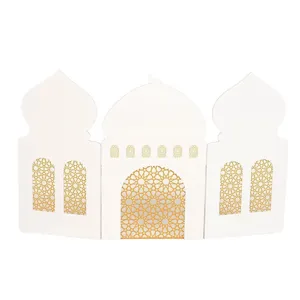 Gros plan d'une décoration de table style mosquée islamique avec motif ajouré blanc et or.