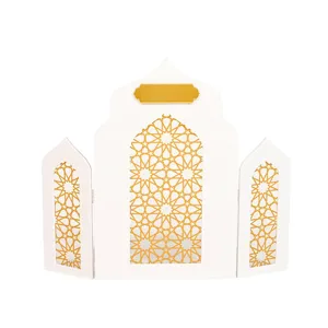 Gedetailleerd overzicht van de Midden-Oosterse architecturale bureau-ornament met gouden patroon.