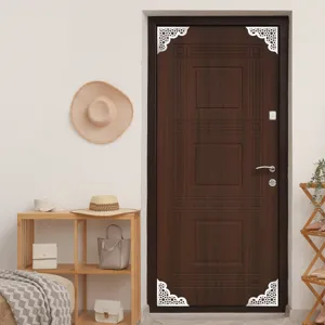 Vista dettagliata che mostra adesivi angolari in acrilico in stile mediorientale per porte.