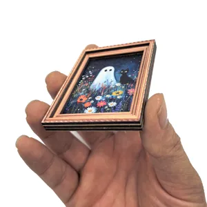 Gros plan sur le magnet de réfrigérateur rétro en bois miniature avec des détails floraux.