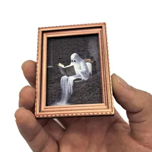 Gros plan sur le magnet de réfrigérateur fantôme en bois vintage avec de beaux détails.