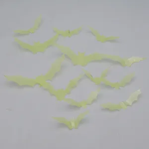 Vue détaillée d'autocollants muraux chauves-souris 3d lumineux, décorations d'halloween.