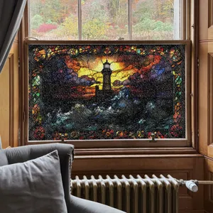 Detailaufnahme des 3D-Buntglas-Fensteraufklebers mit Leuchtturm-Meer-Motiv für die Dekoration.