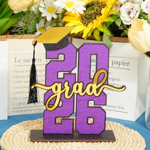 Decorazione da tavola di laurea 2026 in legno con scritta grad e cappello per feste.