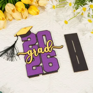 decorazione da tavolo in legno laurea 2026 con cappello da graduato dettaglio primo piano