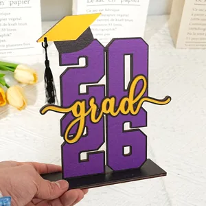 Decorazione da tavola in legno di laurea 2026, insegna con numero viola per festa.