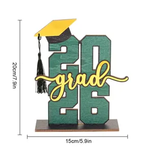 Dettaglio decorazione da tavola per festa di laurea 2026 in legno con altezza 20 cm.