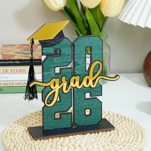 Decorazione da tavola in legno per laurea 2026, numeri verdi con scritta grad dorata.