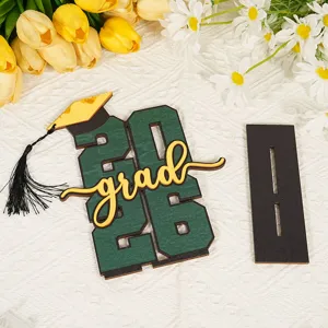 Segno da tavolo di laurea in legno 2026 con testo grad e cappello per decorazione festa.