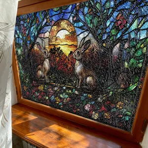 Detailansicht der 3D geprägten Buntglas-Fensterfolie mit wunderschöner Hasen-Sonnenuntergangszene.