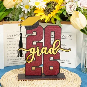 Centrotavola di laurea in legno 2026 con berretto e nappa per decorazione festa.