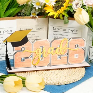 Decorazione da tavola di laurea 2026 in legno con cappello e scritta grad per festa