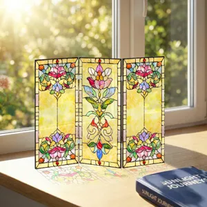 Vue détaillée du mini paravent pliables en acrylique avec motif floral vitrail coloré.