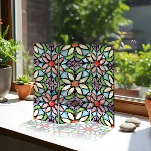 Miniparavent pliable en acrylique translucide avec motif floral colore pour bureau.