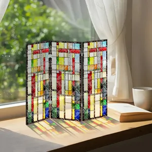 Mini paravento in acrilico decoro tavola con design traslucido di vetrata geometrica colorata.