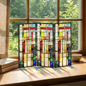 Vue détaillée d'un mini paravent pliable en acrylique vitrail, décor de table avec effet lumineux.