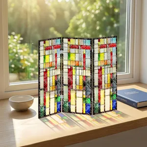 Mini paravent pliant en acrylique translucide pour décoration de bureau style vitrail coloré.