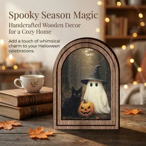 Dettaglio cornice foto arco in legno stile Halloween con fantasma e gatto nero.
