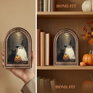 Dettaglio della cornice portafoto in legno ad arco di Halloween con gatto e fantasma.