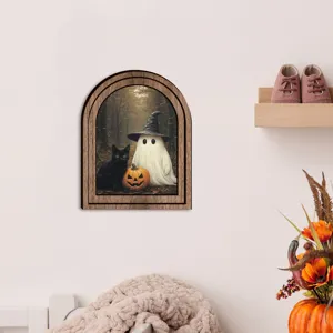 Dettaglio quadro in legno con cornice ad arco stile Halloween con fantasma gatto zucca.