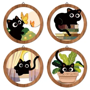 Dettagli di adesivi murali in legno boho con simpatici gatti neri per la decorazione.