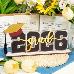 Addobbo da tavolo di laurea in legno 2026 con scritta grad e berretto per festa