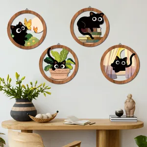 Vista dettagliata di decorazione murale in legno stile boho con illustrazioni di simpatici gatti.