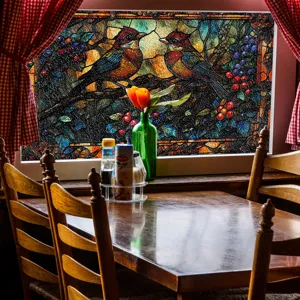 Nahaufnahme der 3D Buntglas Fensterfolie mit Vogel- und Fruchtmotiv für die Innendekoration.