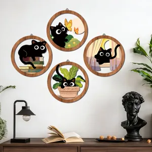 Set di 4 quadri murali rotondi in legno con simpatici gatti neri per decorare la casa.