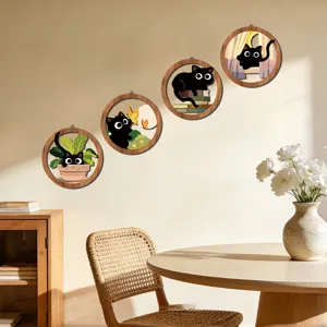 Vista dettagliata di decorazione murale rotonda in legno con gatti neri, perfetta per interni.