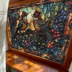 Detailansicht der 3D-Buntglas-Fensterfolie mit Vögeln und Früchten für stilvolle Dekoration.